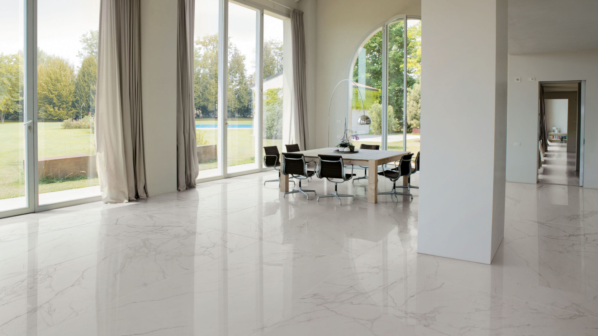 Atlas Concorde Marvel Calacatta Extra marmerlook vloer in een eetkamer