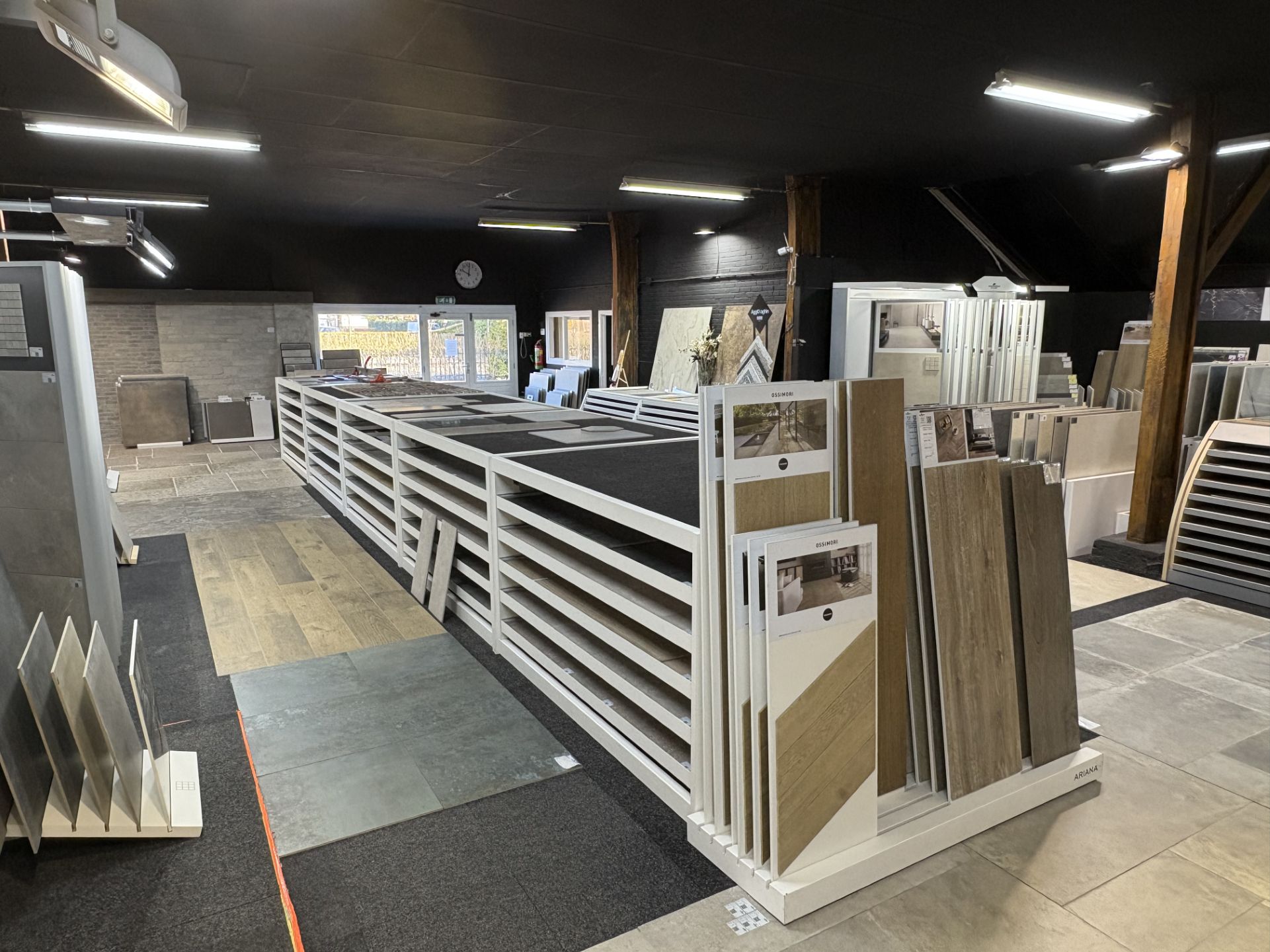 Afbouwmaterialen in de showroom van De Klomp