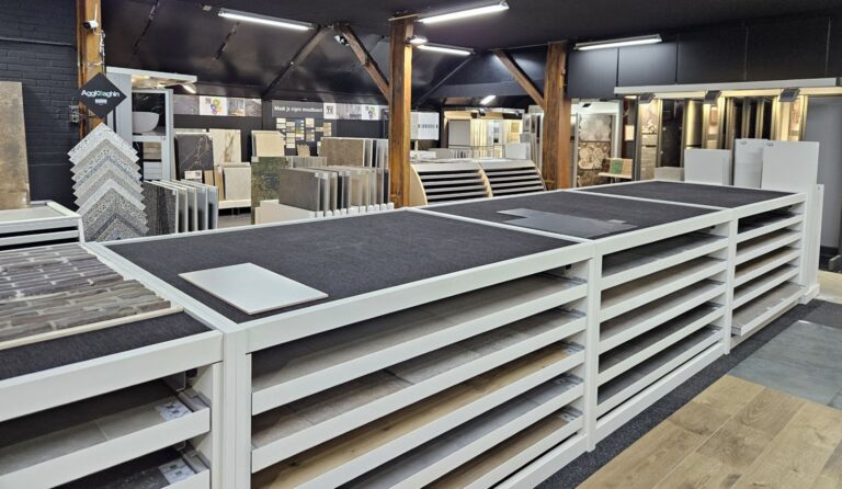 Tegelopstellingen in de showroom