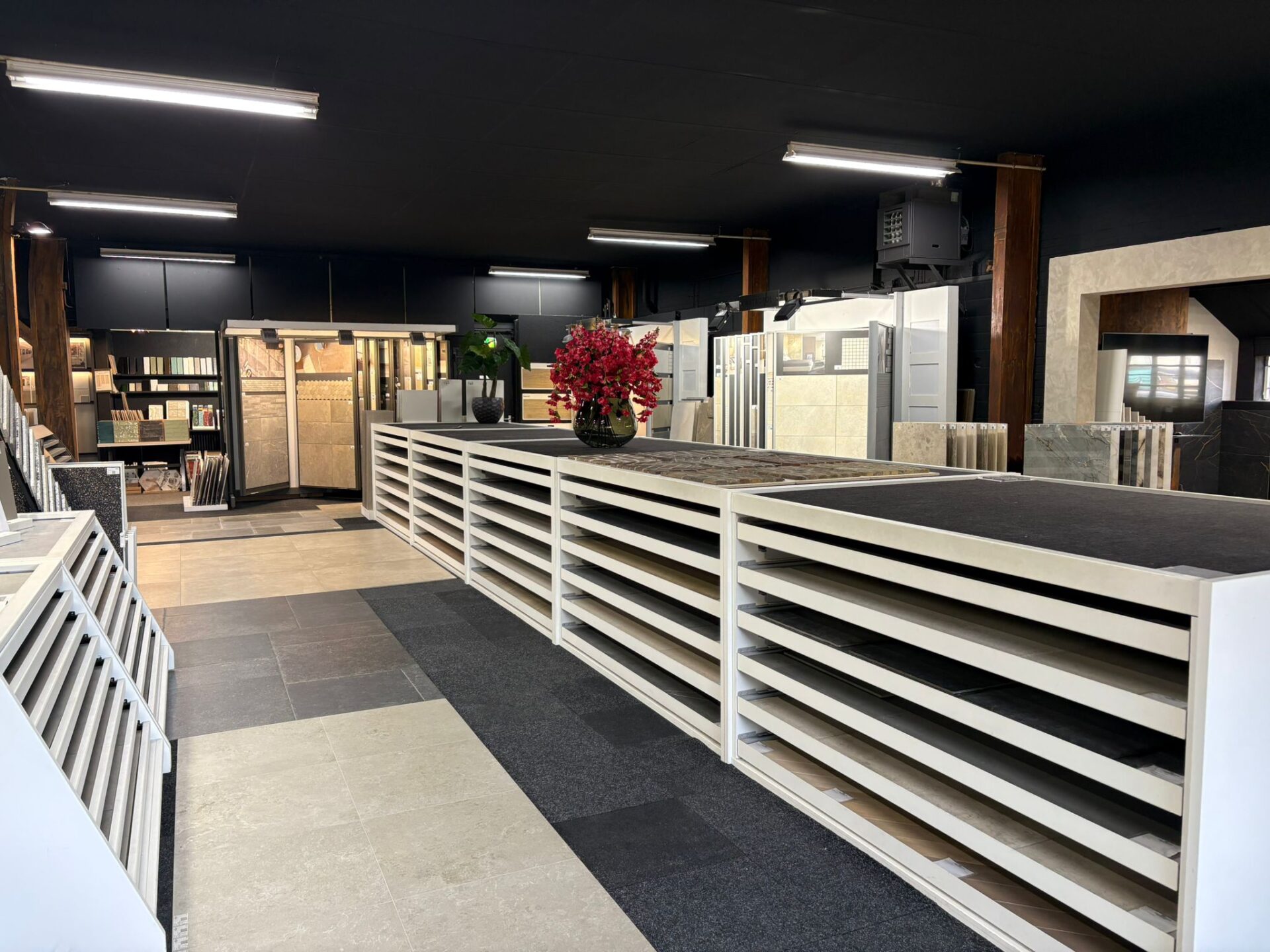 Showroom Tegelcentrum De Klomp met tegelopstellingen