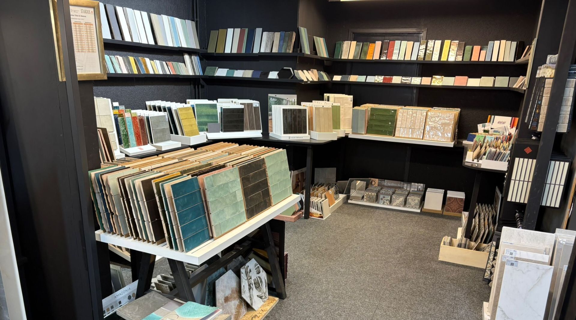 Tegelstalen en monsters in de showroom van De Klomp