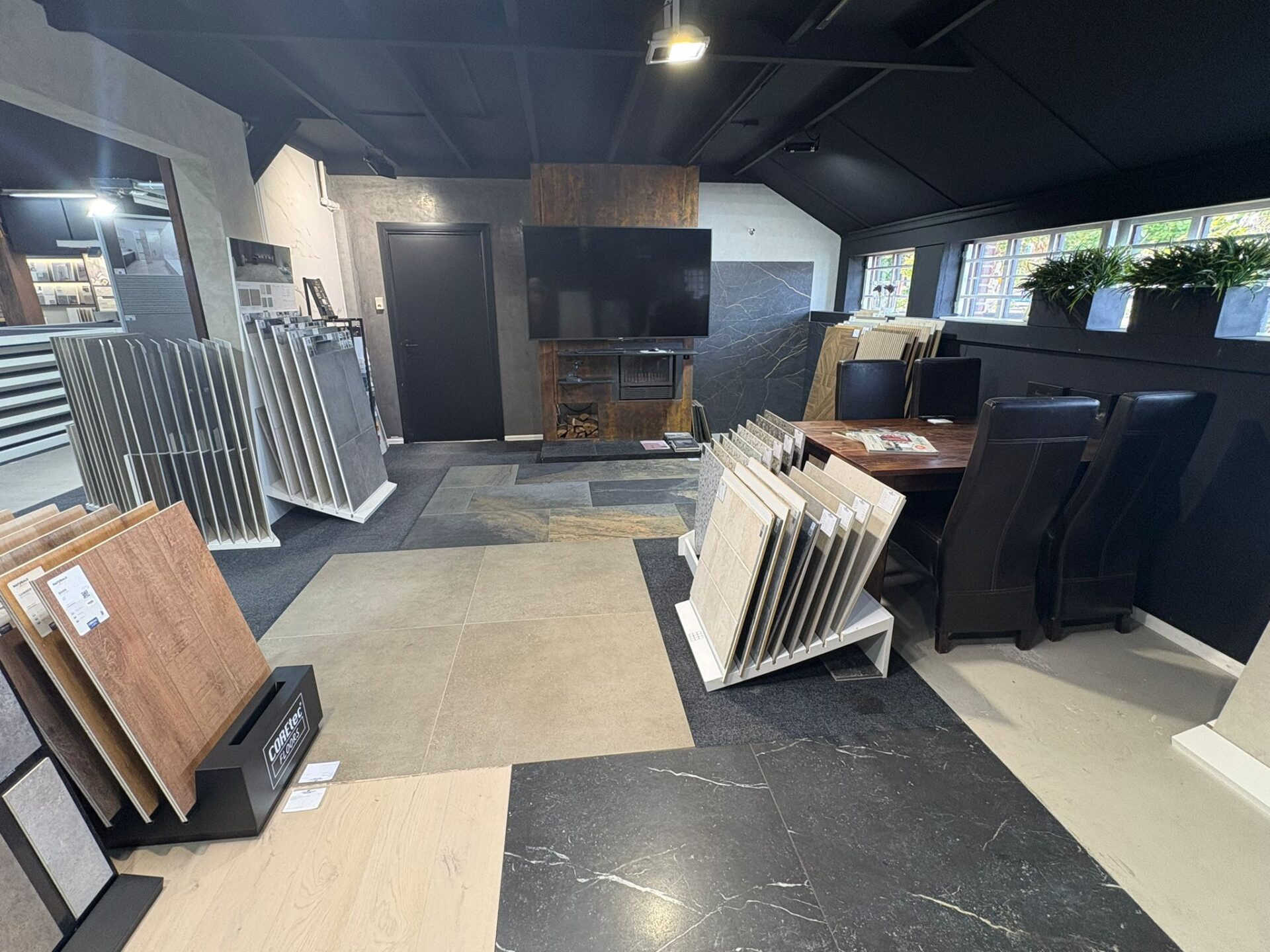 Adviestafel met scherm in de showroom van Tegelcentrum De Klomp