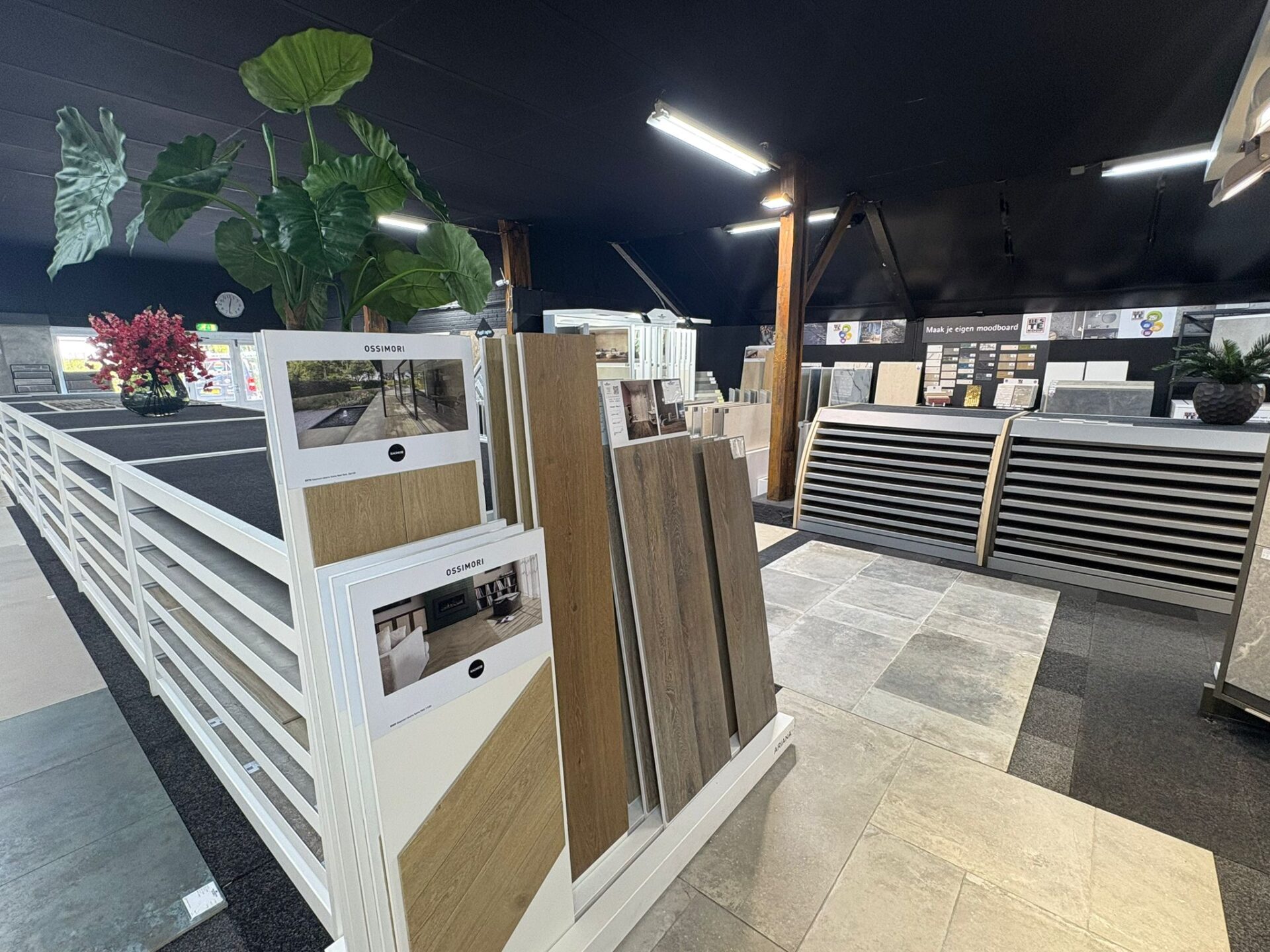 Tegelopstellingen met wand- en vloertegels in de showroom